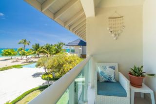 Oceanfront Penthouse, Pools & Beach Access - 7
