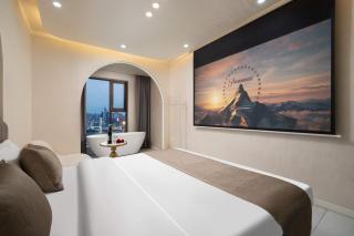 J&H Invis High Rise Panoramic Art Hotel - 6