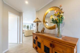 Comfortable 3-Bedroom Home in East Tamaki Heights - 7