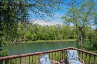 Riverfront Little Red Cabin, Hot Tub, World-class Trout Fishing, Views & Boat Access - 3