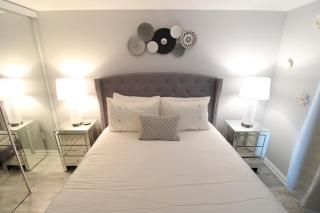 Luxury 1BR Plus Den Next to CN Tower - Free Parking & Waterfront Access - 8