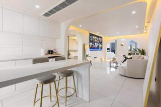 J&H Invis High Rise Panoramic Art Hotel - 9