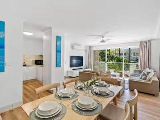 Broadbeach Beachside 2BR Pool, Spa, BBQ, Aircon - 9