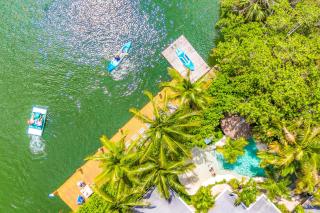 Heated pool Lush Tropical Surrounding Castaway Key RESlDENCES - 5
