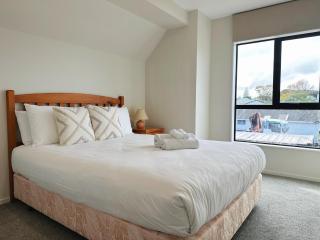 Peachful 5BR Retreat v Quiet Corner, Modern Comfort - 4