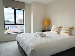 Peachful 5BR Retreat v Quiet Corner, Modern Comfort - 3