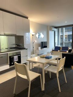 Modern Nomads Downtown Melbourne Modern 2BR Sanctuary with Pool & Gym - 1