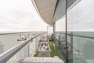 Luxury 2-Bedroom Condo & Free Parking - 1