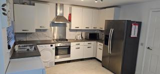 Modern Family Home, Free Parking, Garden - 2