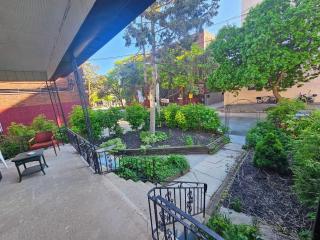 Cosy Family Apartment With Private Entrance and Free Parking in Downtown - 8