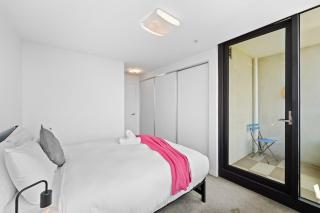 St Kilda 1BR Apt with City Views & Parking Close to Beach & Tram - 4