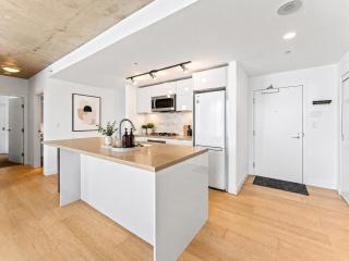Modern 2BR in Vancouver's Most Iconic Building Walk to Skytrain and Seawall - 1