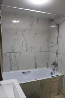 Queen bedroom with private bathroom - 5