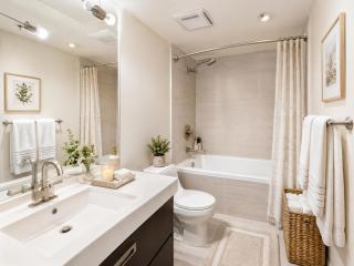 Chic 2-Bedroom at The Donovan Yaletown Floor-to-Ceiling Windows and AC - 2