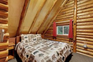 Log Cabin at Rainier Lodge (0.4 miles from entrance) - 7