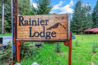 Log Cabin at Rainier Lodge (0.4 miles from entrance) - 5