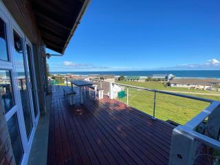 Serene Coastal Retreat with Private Pool in Amatola - 9