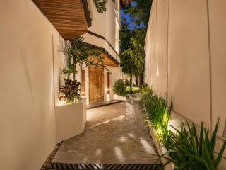 Lush 1-BR Villa with Pool, 4 Mins to Echo Beach, - 2