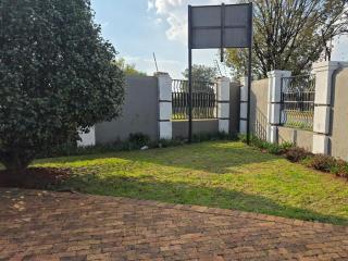 Phola Lodge OR Tambo - 2