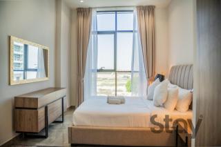 Bright 2BR with Balcony Pool & Gym Access - 5
