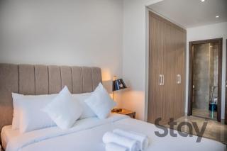 Bright 2BR with Balcony Pool & Gym Access - 4