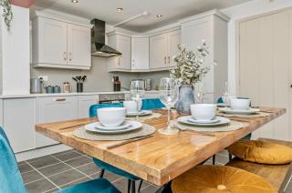 4 Bed Home near M1 with parking Sleeps 7 - 7