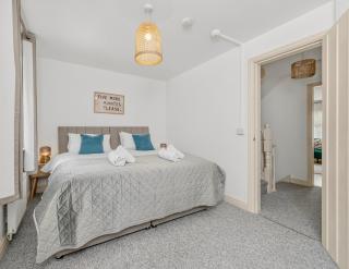 4 Bed Home near M1 with parking Sleeps 7 - Orgreave - 1