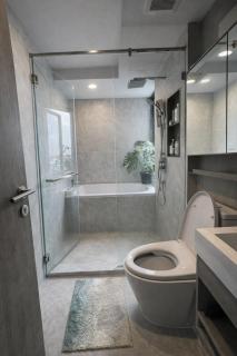 Bright Corner 2BR near BTS Bathtub Pool Gym - 9