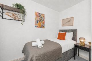 4 Bed Home near M1 with parking Sleeps 7 - 1