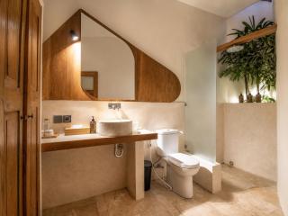 Exquisite 1-BR Villa with Pool, 4 Mins to Echo Bea - 4