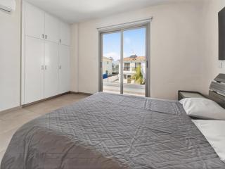 Pernera Seaside Villa - Sun, Sea, Poolside Bliss - 3