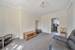 2 Bed House - Sleeps 4 - Parking - WiFi - 1