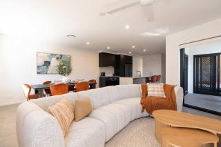 Premium 3BR Top Floor Apartment with Parking, EV friendly & Views - 7