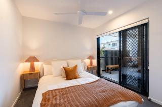 Premium 3BR Top Floor Apartment with Parking, EV friendly & Views - 4
