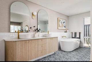 Stylish Luxury Retreat Near Perth Airport - 2