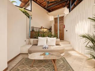 Luxurious 1-BR Villa, 800m to Canggu Beach - 9
