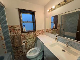 Metro Vancouver Guesthouse- 30 Min to FIFA Stadiium- Transit Hub & Free Parking - 6