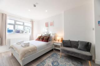 Quiet & Modern Studio in Epsom EV Charger - 9