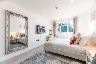Quiet & Modern Studio in Epsom EV Charger - 3