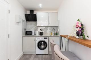 Quiet & Modern Studio in Epsom EV Charger - 1