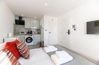 Bright & Modern Studio Near London EV Charger - 3