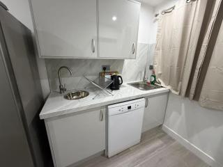 Bright & Modern Studio Near London EV Charger - 2