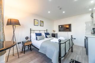 Modern Studio Close to London EV Charger - 9