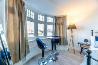 Modern Studio Close to London EV Charger - 7