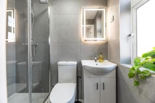 Modern Studio Close to London EV Charger - 6