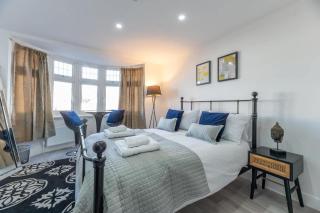 Modern Studio Close to London EV Charger - 2