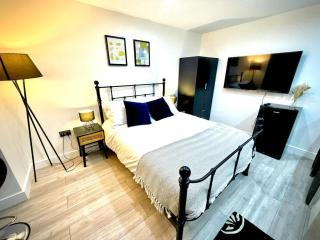 Modern Studio Close to London EV Charger - 1