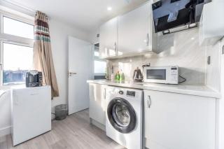 Modern Surrey Studio - Easy Access to London - 9