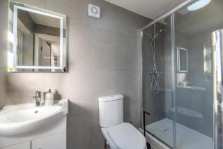 Modern Surrey Studio - Easy Access to London - 6