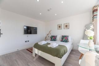 Modern Surrey Studio - Easy Access to London - 3